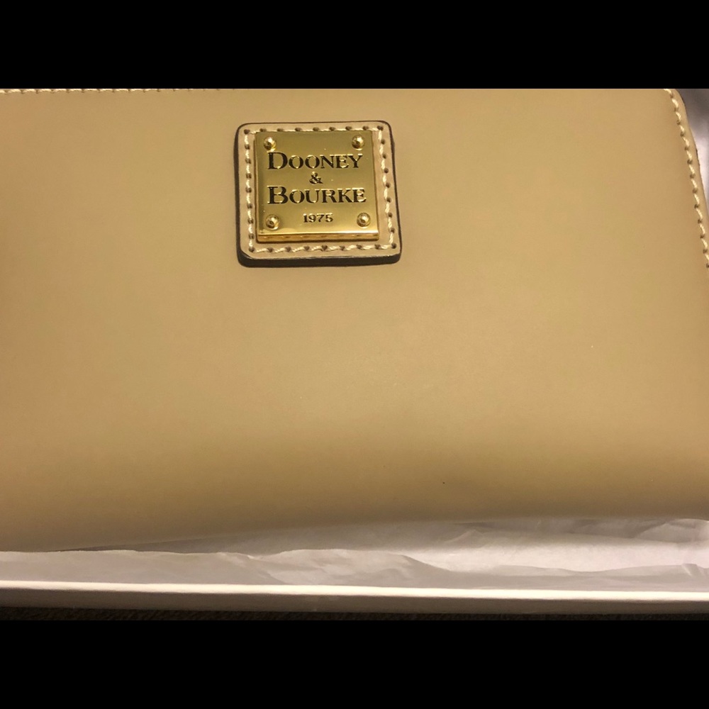 SOLD❤️NWT Dooney & Bourke Beacon ZIP Around